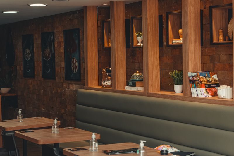 pizza luce restaurant ambiance interior